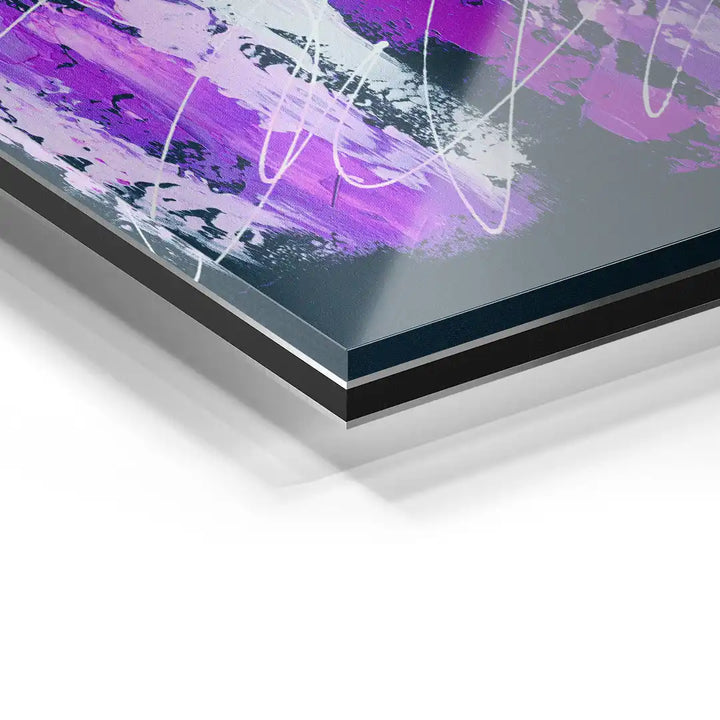 Detailansicht Acrylglas Wandbild mit abstraktem lila Blumenmotiv und weißen Akzenten