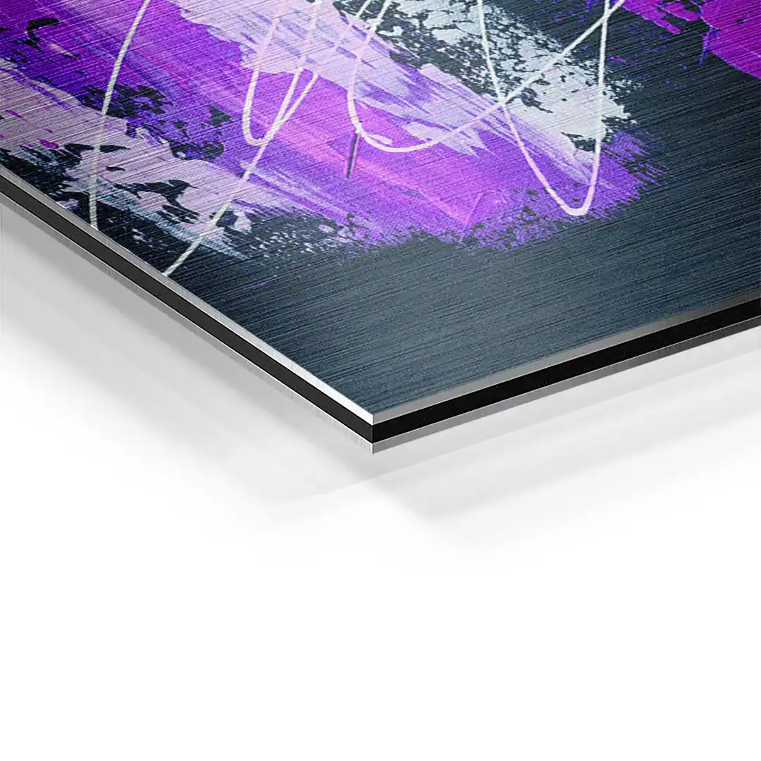 Detailansicht modernes Wandbild mit lila Pinselstrichen und weißen Linien auf Aluminium
