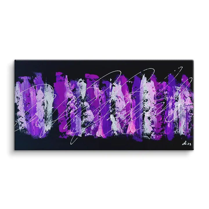 Abstraktes Wandbild mit lila und weißen Pinselstrichen auf dunklem Hintergrund