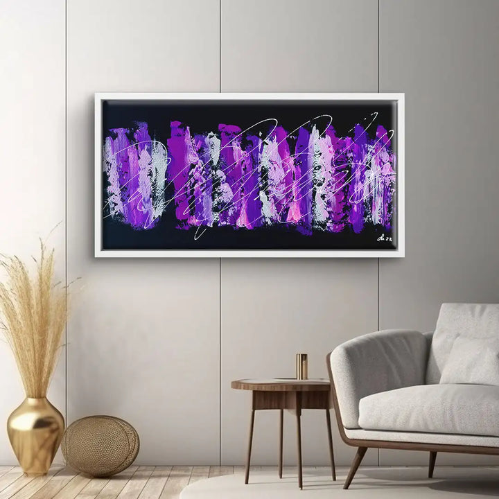 Abstraktes Wandbild mit lila und weißen Farbakzenten in modernem Wohnzimmer