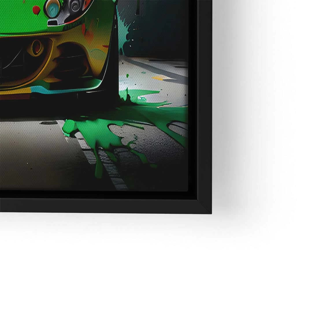 Modernes Wandbild mit grünem Sportwagen und Farbspritzern, gerahmt an weißer Wand