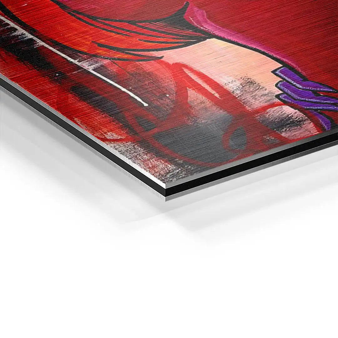 Detailansicht eines modernen Wandbilds mit roten, schwarzen und lila Akzenten auf Aluminium.