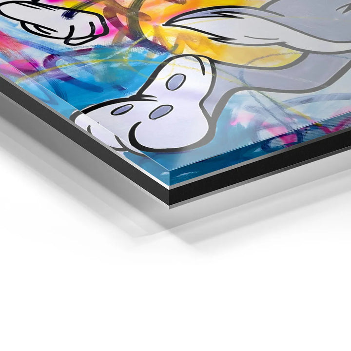 Detail eines bunten Acrylglas-Wandbilds mit grafischem Hasenmotiv