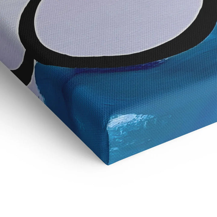 Detailaufnahme eines Wandbilds auf Leinwand mit blauem und weißem abstrakten Hasenmotiv