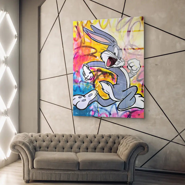Modernes Wandbild mit Comic-Hase und bunter Graffiti-Kunst über grauem Sofa