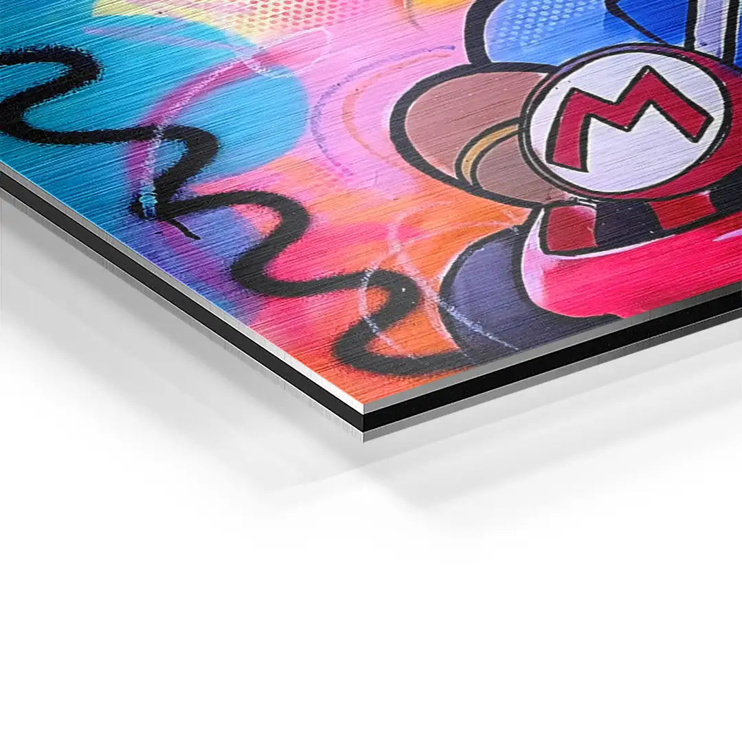 Detailaufnahme eines bunten, modernen Wandbilds mit abstraktem Rennmotiv auf Aluminium