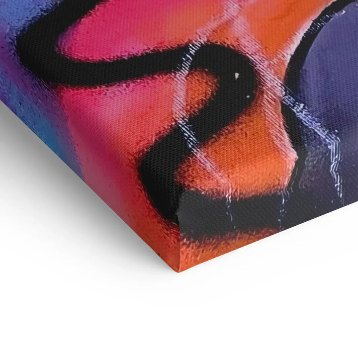 Detail einer bunten Leinwand, abstraktes Wandbild mit kräftigen Farben und schwarzem Muster