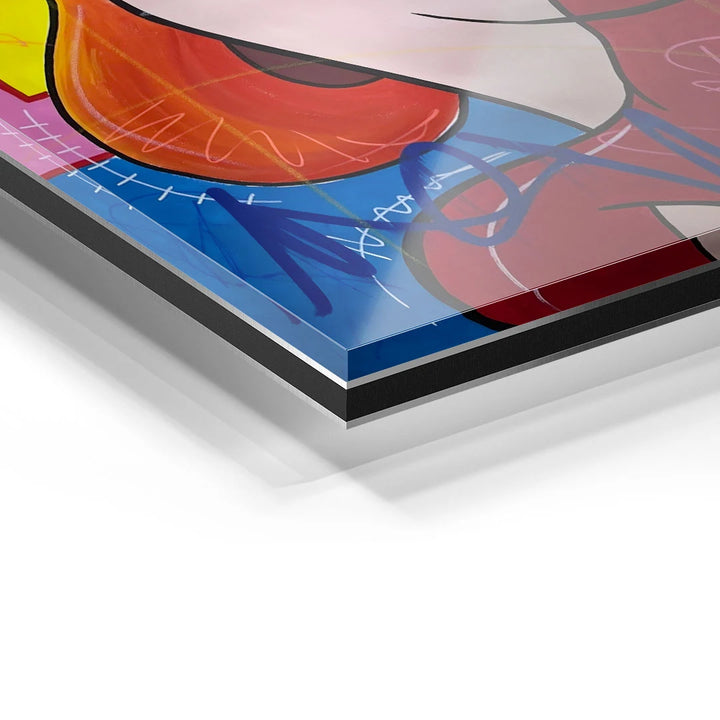 Detail eines bunten Wandbilds auf Acrylglas mit abstrakter Kunst und roten Haaren