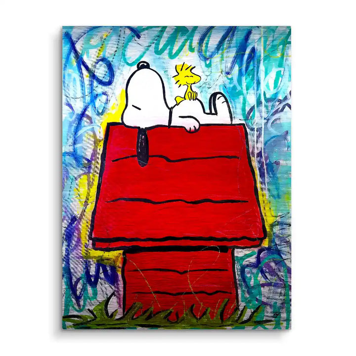Pop Art Wandbild mit Comicfigur auf rotem Hundehäuschen vor buntem gesprühten Hintergrund