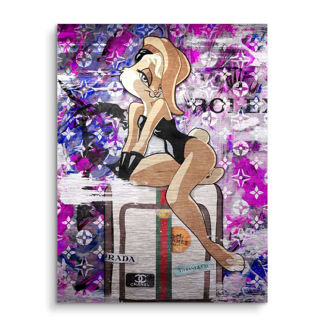 Pop Art Wandbild mit comicartigem Mädchen auf Koffer vor lila Hintergrund, Luxus-Labels sichtbar