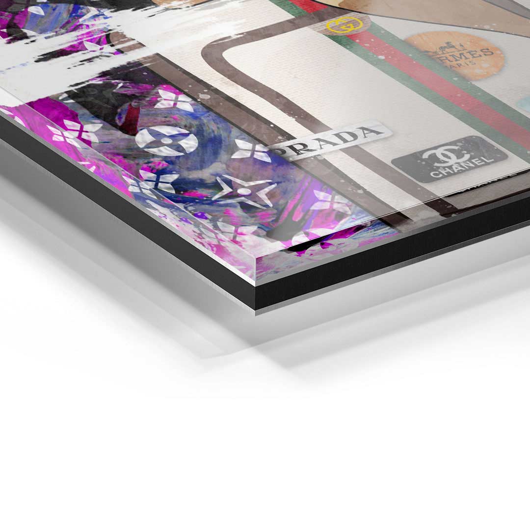 Detailansicht eines modernen Acrylglas Wandbilds mit Fashion-Logos und bunten Farben