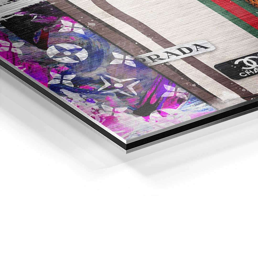 Detailansicht modernes Wandbild mit Fashion-Logos, bunter Pop Art und gebürsteter Oberfläche