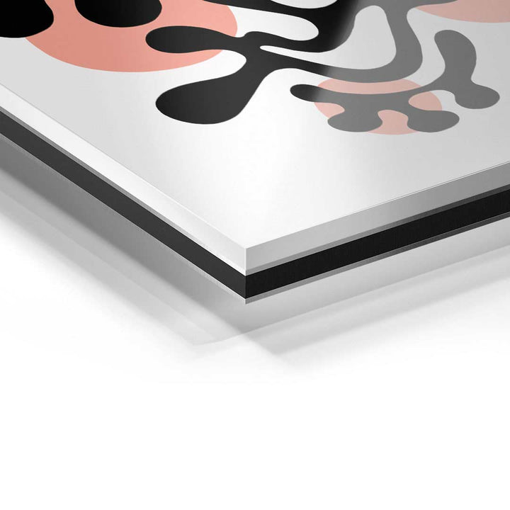 Detailaufnahme eines abstrakten Wandbilds auf Acrylglas mit schwarzen und rosa Formen