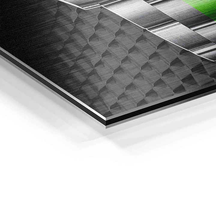Detailaufnahme modernes Wandbild auf gebürstetem Aluminium mit Metallstruktur und grünem Akzent