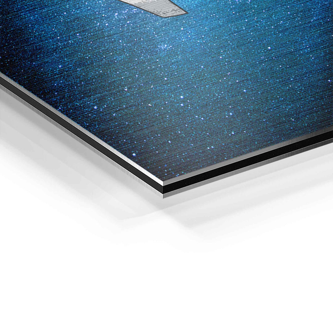 Detailaufnahme Aluminium-Wandbild mit blauem, funkelndem Hintergrund