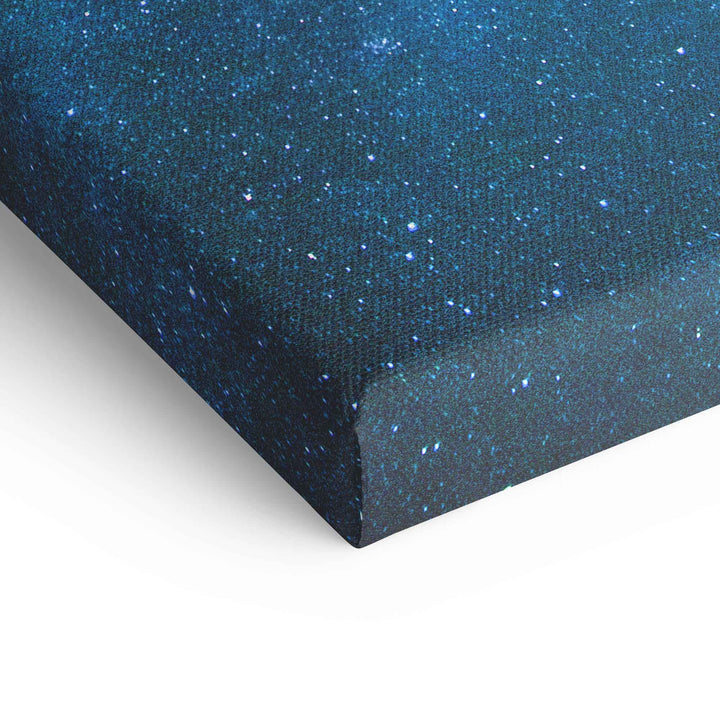 Detailansicht einer Leinwand mit blauem, abstraktem Wandbild und Sternenmuster