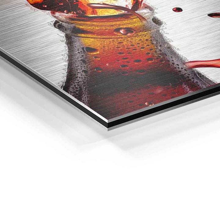 Detailansicht Wandbild mit Glasflasche, Getränk und Bläschen auf gebürstetem Aluminium
