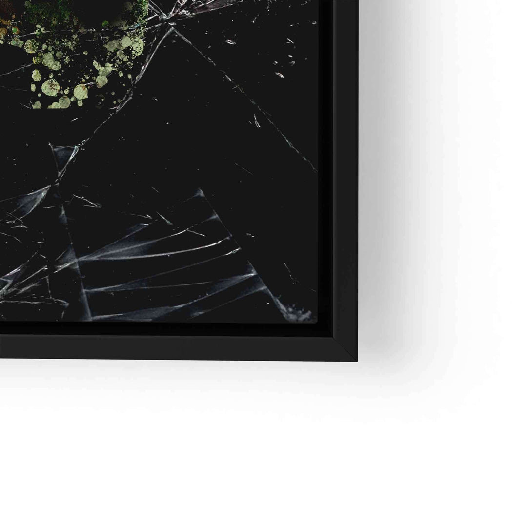 Detail eines modernen Wandbilds mit zerbrochenem Glas-Effekt und schwarzem Rahmen