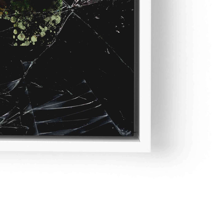 Modernes Wandbild mit zerbrochenem Glas-Effekt, grüne Uhr im Fokus, schwarzer Hintergrund