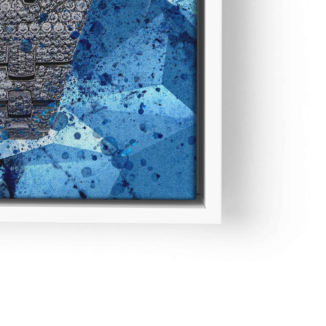 Detail eines Wandbilds mit funkelnder Uhr und blauem, abstraktem Hintergrund in Nahaufnahme