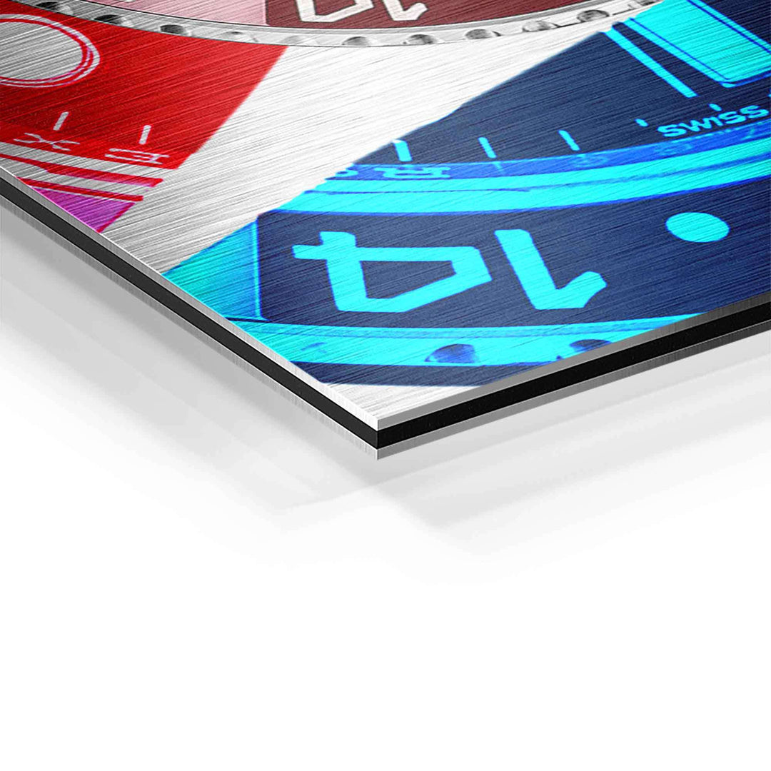 Detailansicht modernes Wandbild mit Uhr-Motiv, rote und blaue Farbakzente auf Aluminium