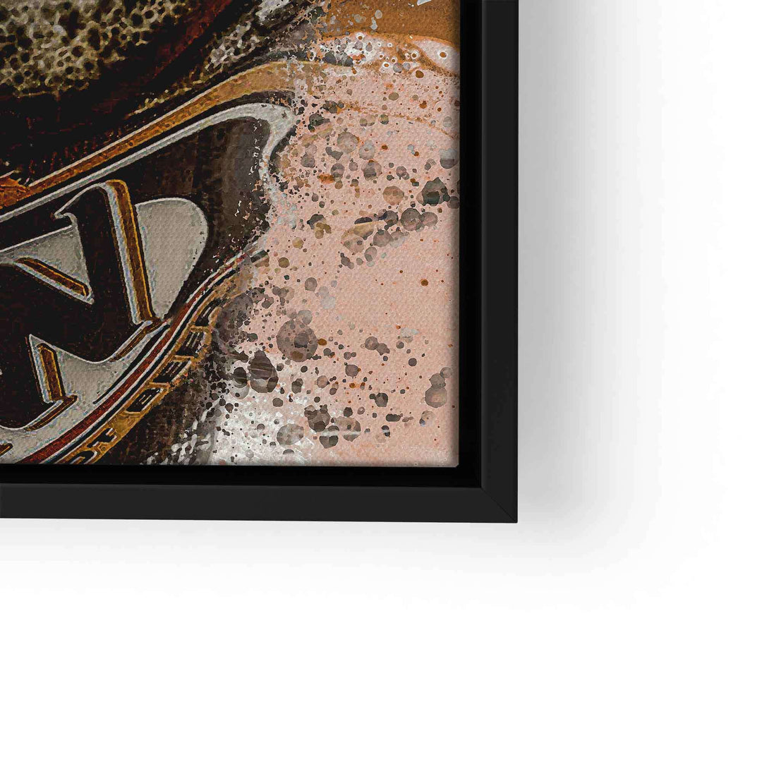 Modernes Wandbild mit braunem Uhr-Detail und abstrakten Farbspritzern im schwarzen Rahmen