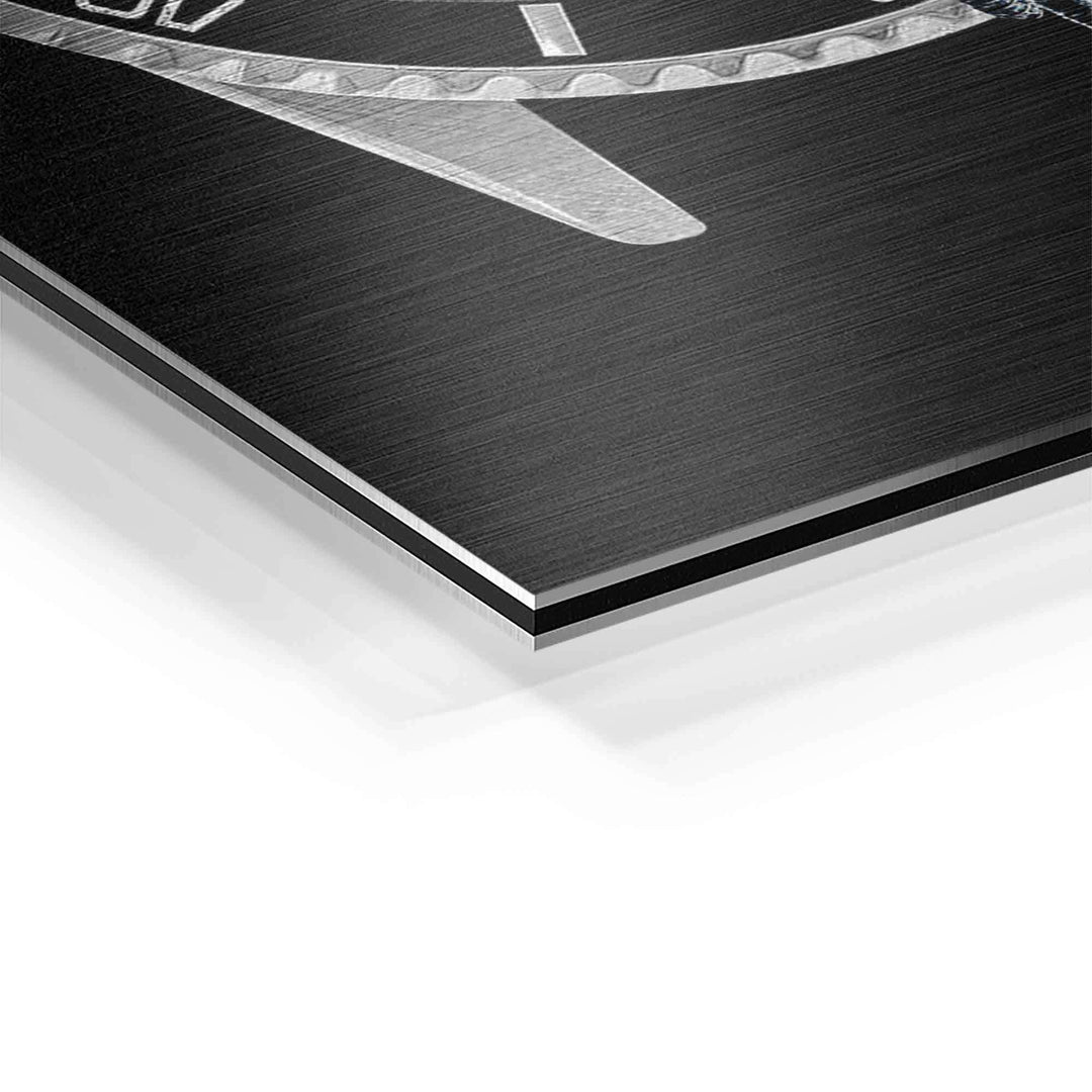 Detailaufnahme von Aluminium-Wandbild mit Uhrendesign und gebürsteter Oberfläche