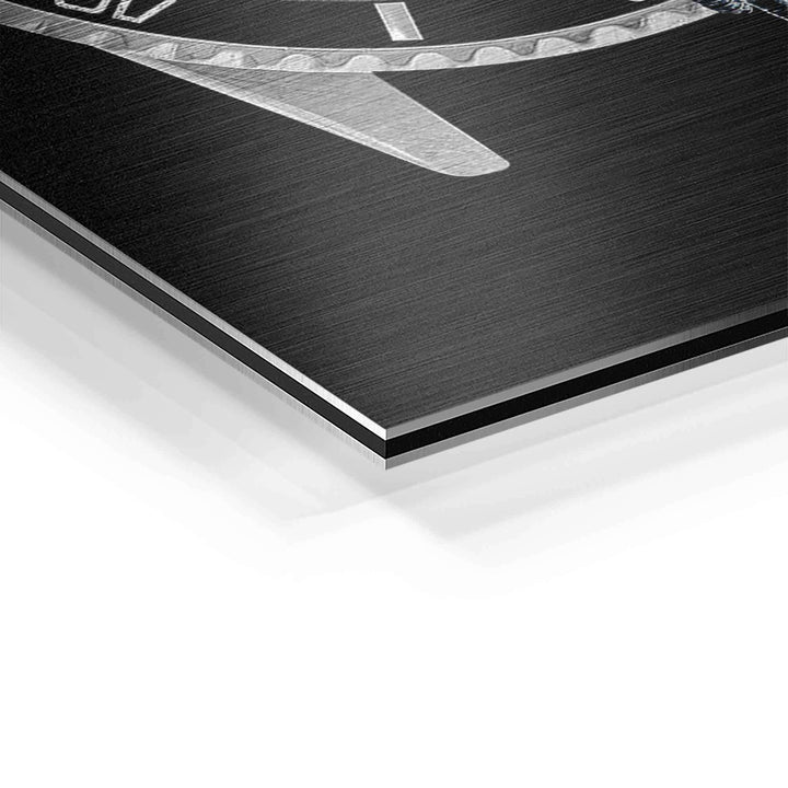 Detailaufnahme von Aluminium-Wandbild mit Uhrendesign und gebürsteter Oberfläche