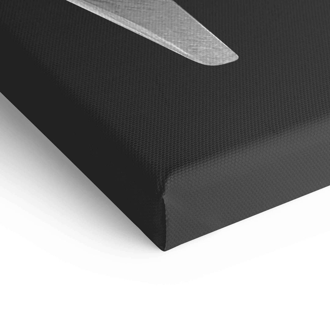 Detailaufnahme einer schwarzen Leinwand mit Silber-Element, strukturierte Oberfläche