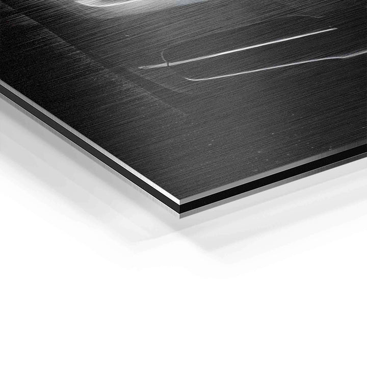 Detailaufnahme Wandbild auf gebürstetem Aluminium mit Auto-Motiv in Schwarz-Weiß-Optik