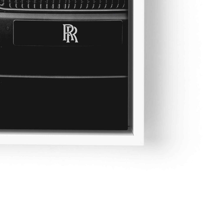 Modernes Wandbild mit schwarzer Kühlergrill-Detailaufnahme und markantem RR-Emblem