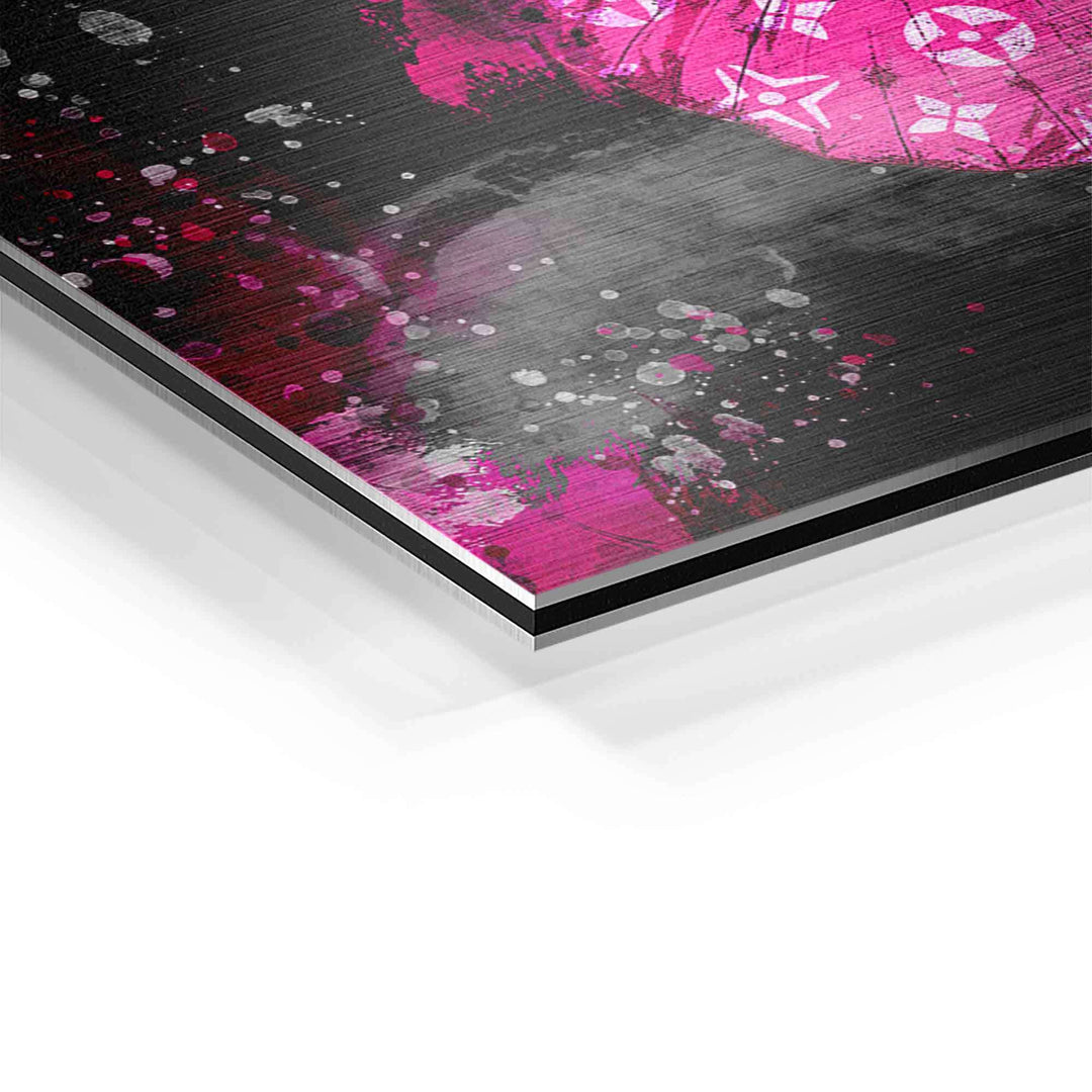 Detailaufnahme eines Wandbilds mit rosa Schmetterling und modernen Mustern auf dunklem Hintergrund