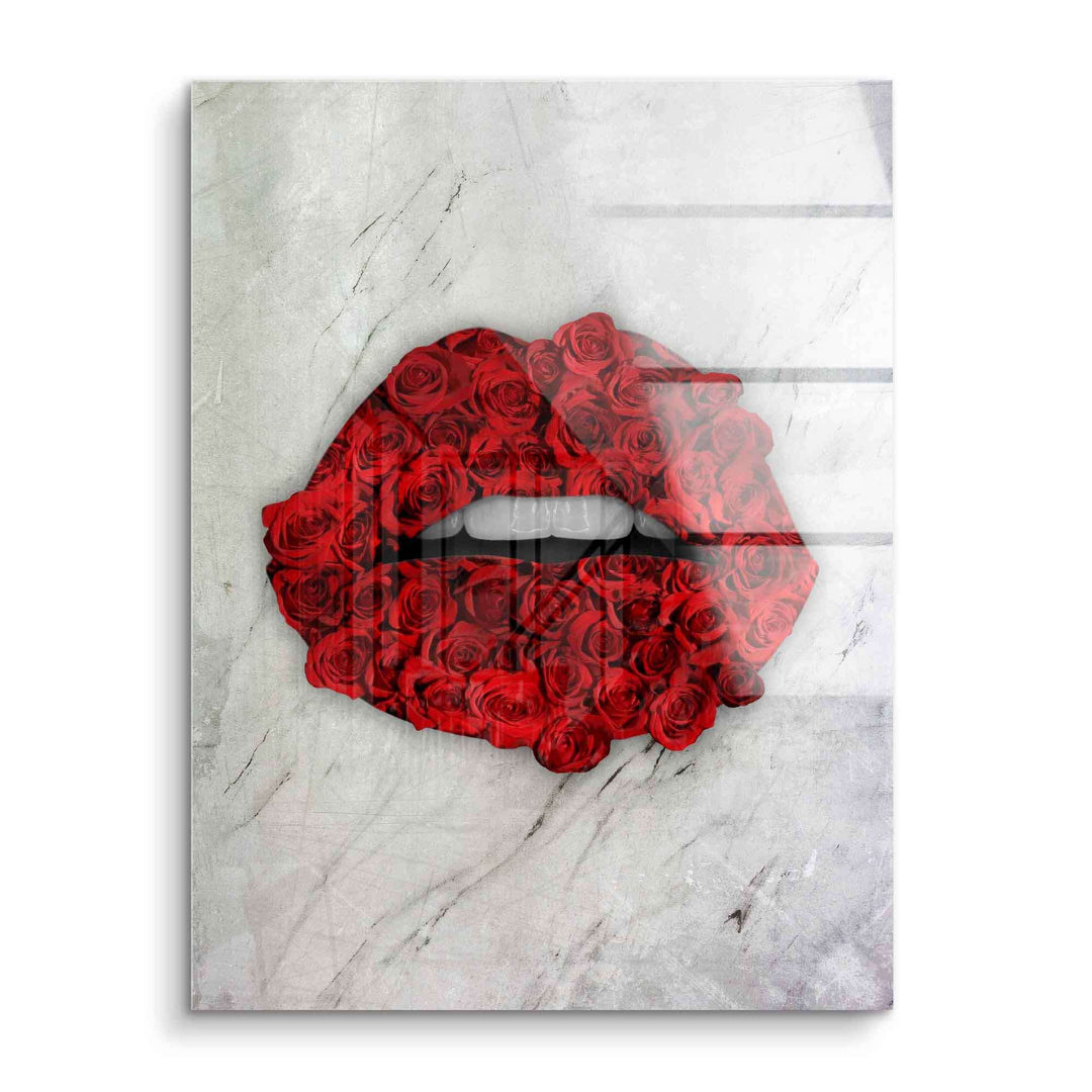 Modernes Wandbild mit roten Rosen in Form von Lippen auf marmoriertem Hintergrund.