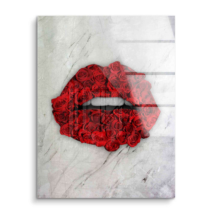 Modernes Wandbild mit roten Rosen in Form von Lippen auf marmoriertem Hintergrund.