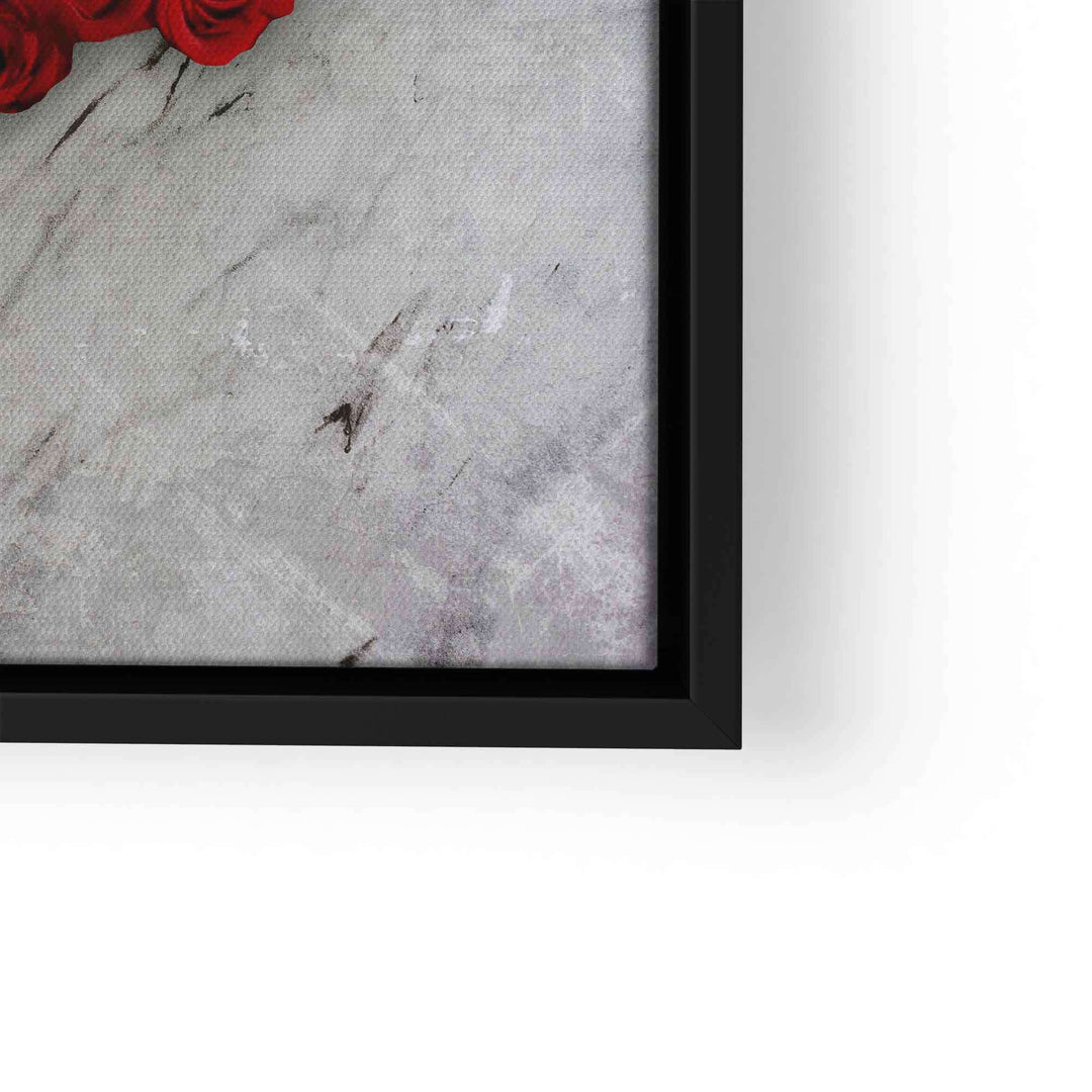 Detail eines Wandbilds mit roten Rosen und strukturierter Oberfläche in schwarzem Rahmen