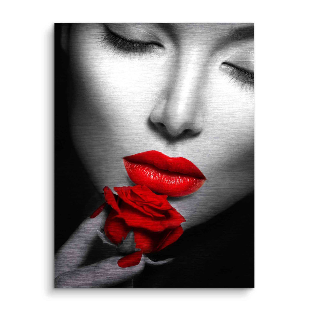 Schwarzweiß Wandbild Frau mit geschlossenen Augen, roten Lippen und roter Rose