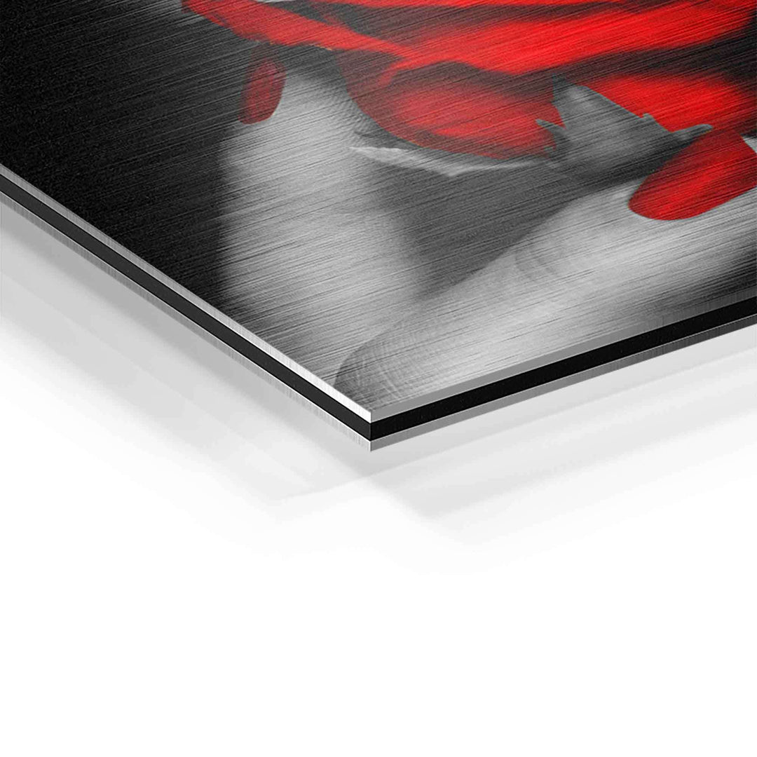 Detailaufnahme Wandbild rote Rose mit Lippen auf gebürstetem Aluminium, modern