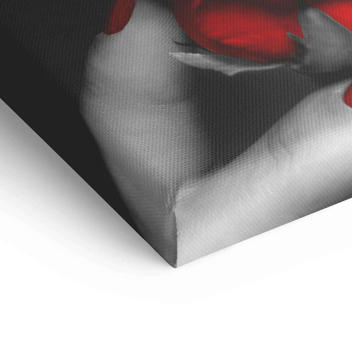 Leinwandbild Detail mit roten Rosenblättern und Lippen in Schwarz-Weiß und Rot