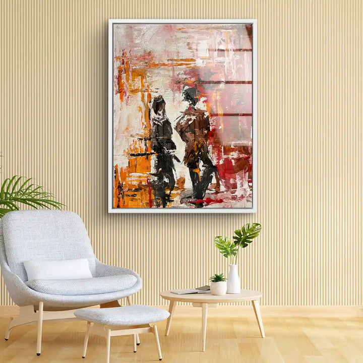 Modernes abstraktes Wandbild mit zwei Personen in warmen Rot- und Orangetönen im Wohnzimmer