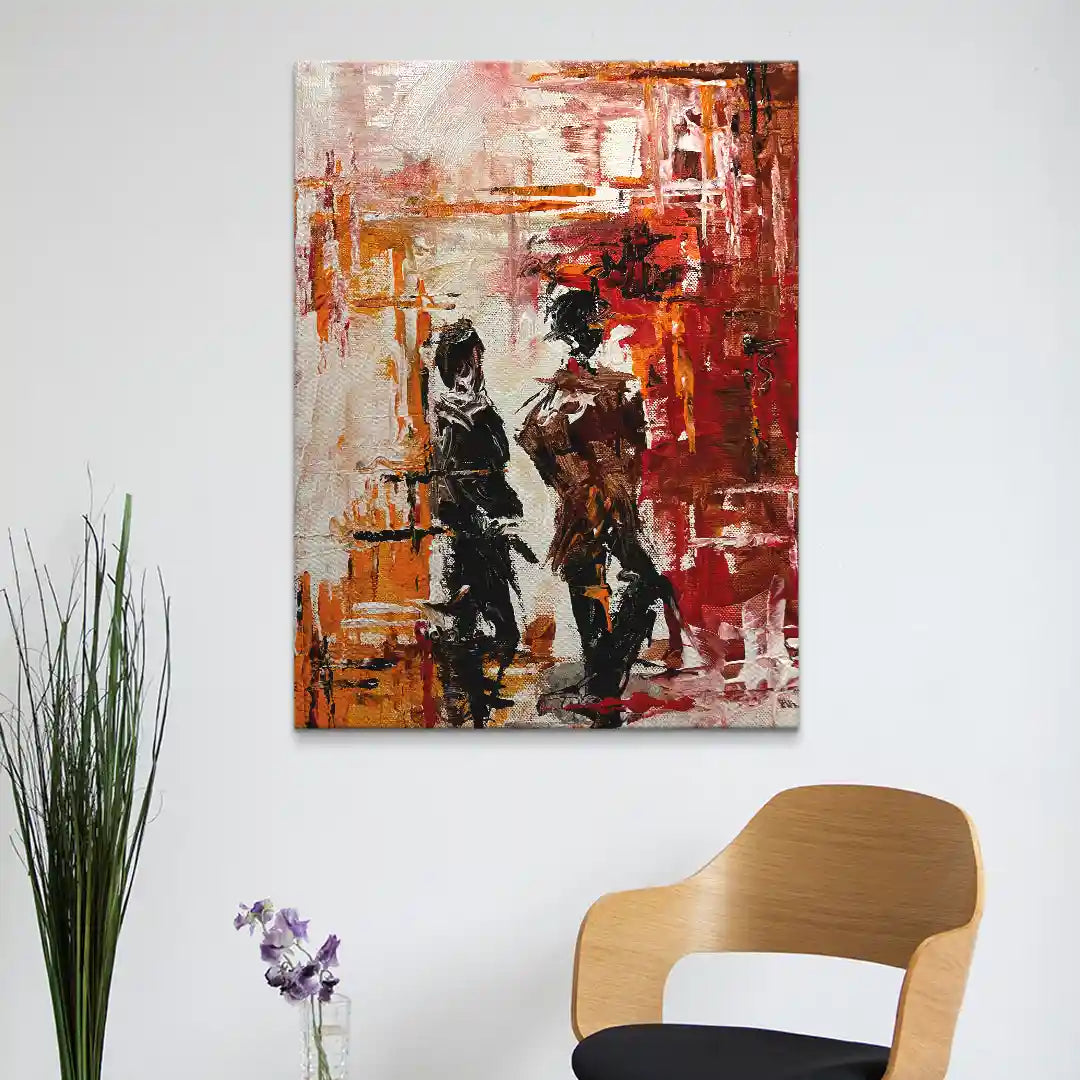 Abstraktes Wandbild mit zwei Silhouetten in Rot- und Orangetönen auf weißer Wand