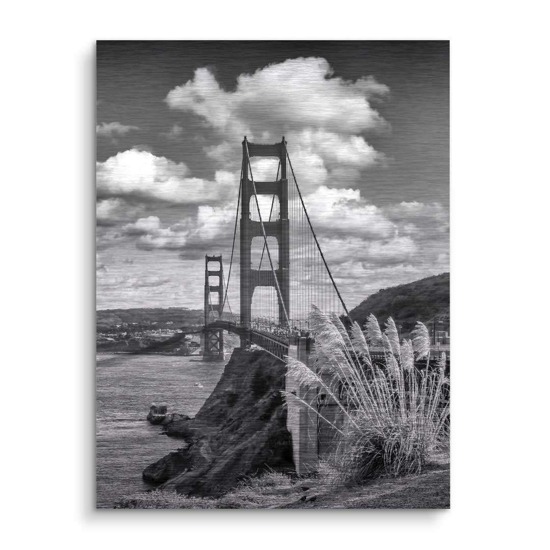 Schwarz-weiß Wandbild Golden Gate Bridge San Francisco mit Wolken und Natur im Vordergrund
