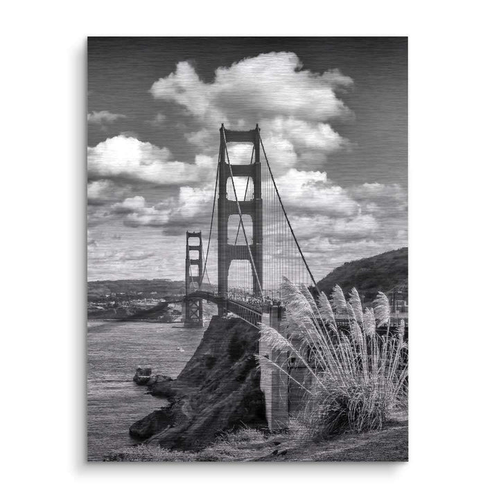 Schwarz-weiß Wandbild Golden Gate Bridge San Francisco mit Wolken und Natur im Vordergrund