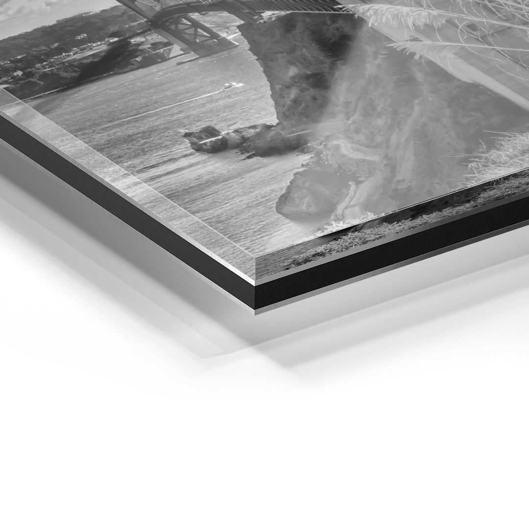 Detailansicht eines hochwertigen Acrylglas-Wandbilds mit Golden Gate Bridge in Schwarz-Weiß
