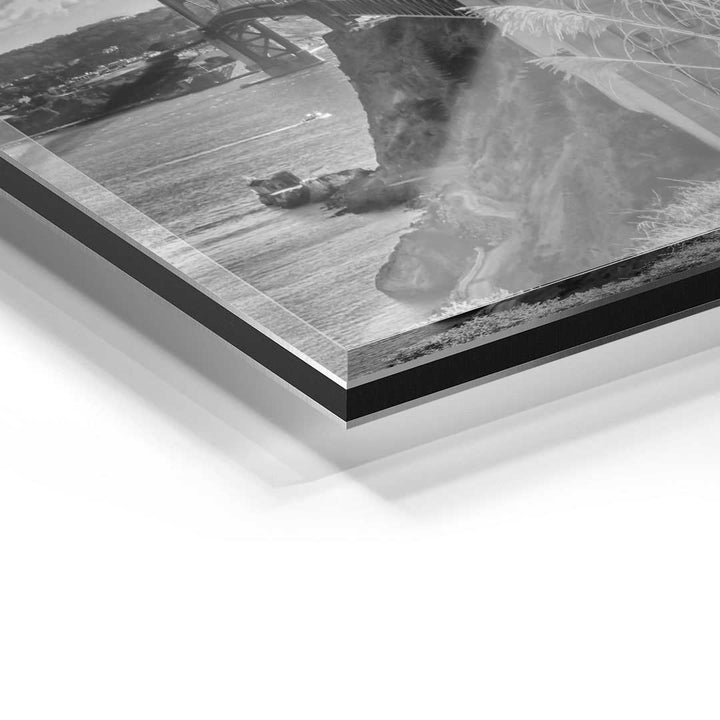 Detailansicht eines hochwertigen Acrylglas-Wandbilds mit Golden Gate Bridge in Schwarz-Weiß