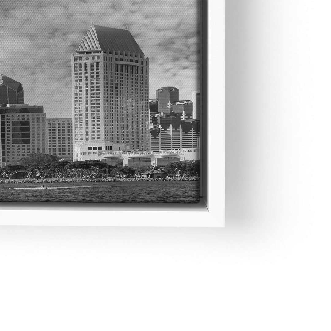 Schwarz-weiß Wandbild mit moderner Skyline von San Diego, Hochhäuser und Wasser im Vordergrund