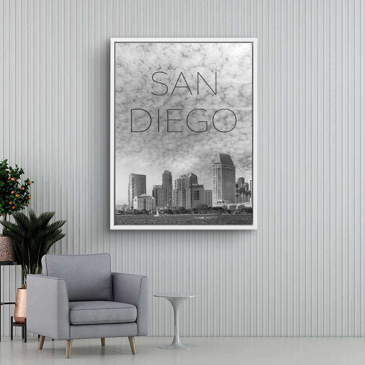 Schwarz-weißes Wandbild mit San Diego Skyline und moderner Schrift an grauer Wand