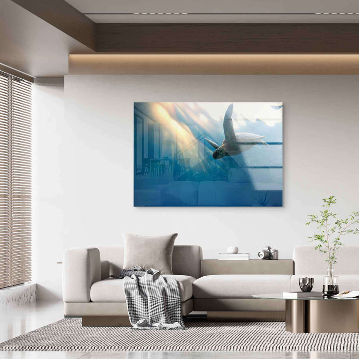 Modernes Wohnzimmer mit Wandbild einer Meeresschildkröte unter Wasser, Sonnenstrahlen