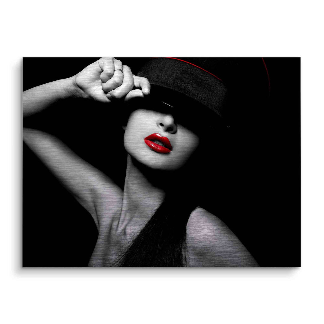 Schwarz-Weiß-Wandbild einer Frau mit rotem Lippenstift und Hut, sinnliche Kunst