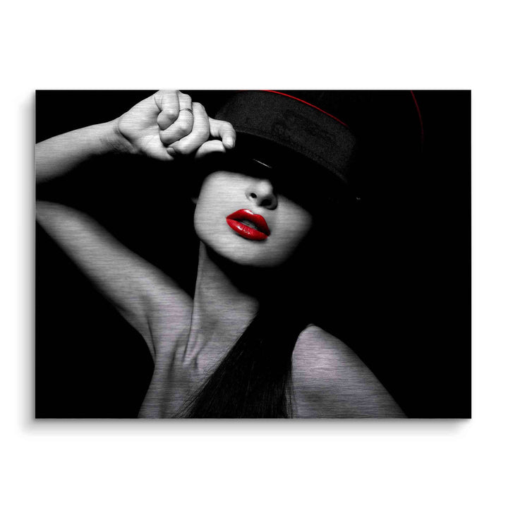 Schwarz-Weiß-Wandbild einer Frau mit rotem Lippenstift und Hut, sinnliche Kunst