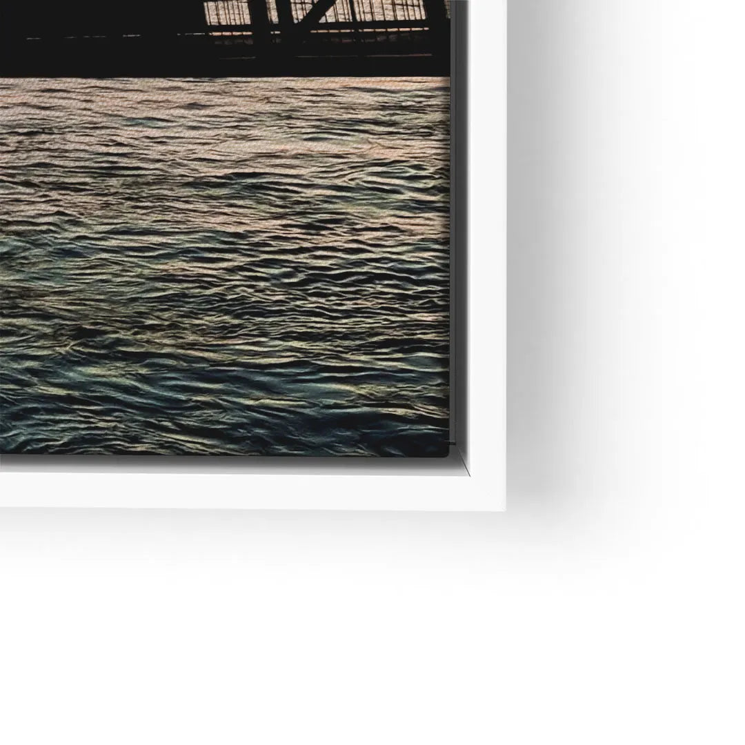 Wandbild mit Nahaufnahme von Wasseroberfläche und dunkler Silhouette im Hintergrund